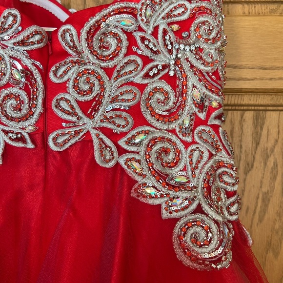 Tony Bowls Like New Beutiful Red Prom Dress, Size 2 - Picture 5 of 16